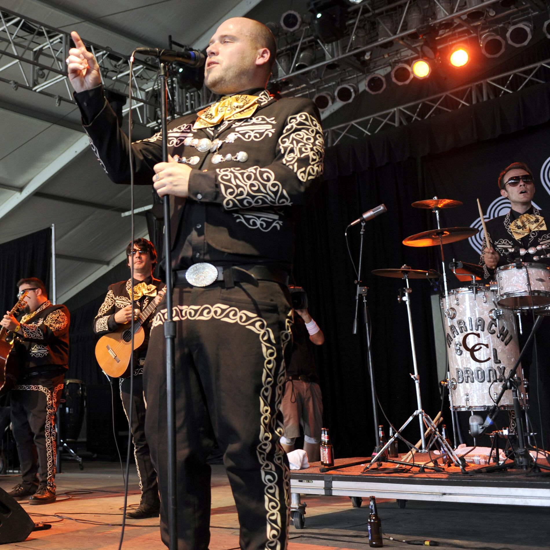 Mariachi El Bronx: albums, songs, playlists | Listen on Deezer