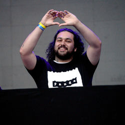 Deorro & Hektor Mass - Shake That Bottle