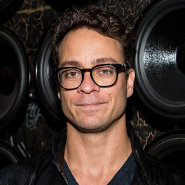 Artist picture of Amos Lee