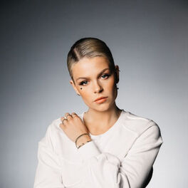 Artist picture of Davina Michelle
