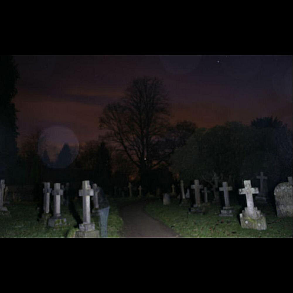 Настоящее кладбище ночью