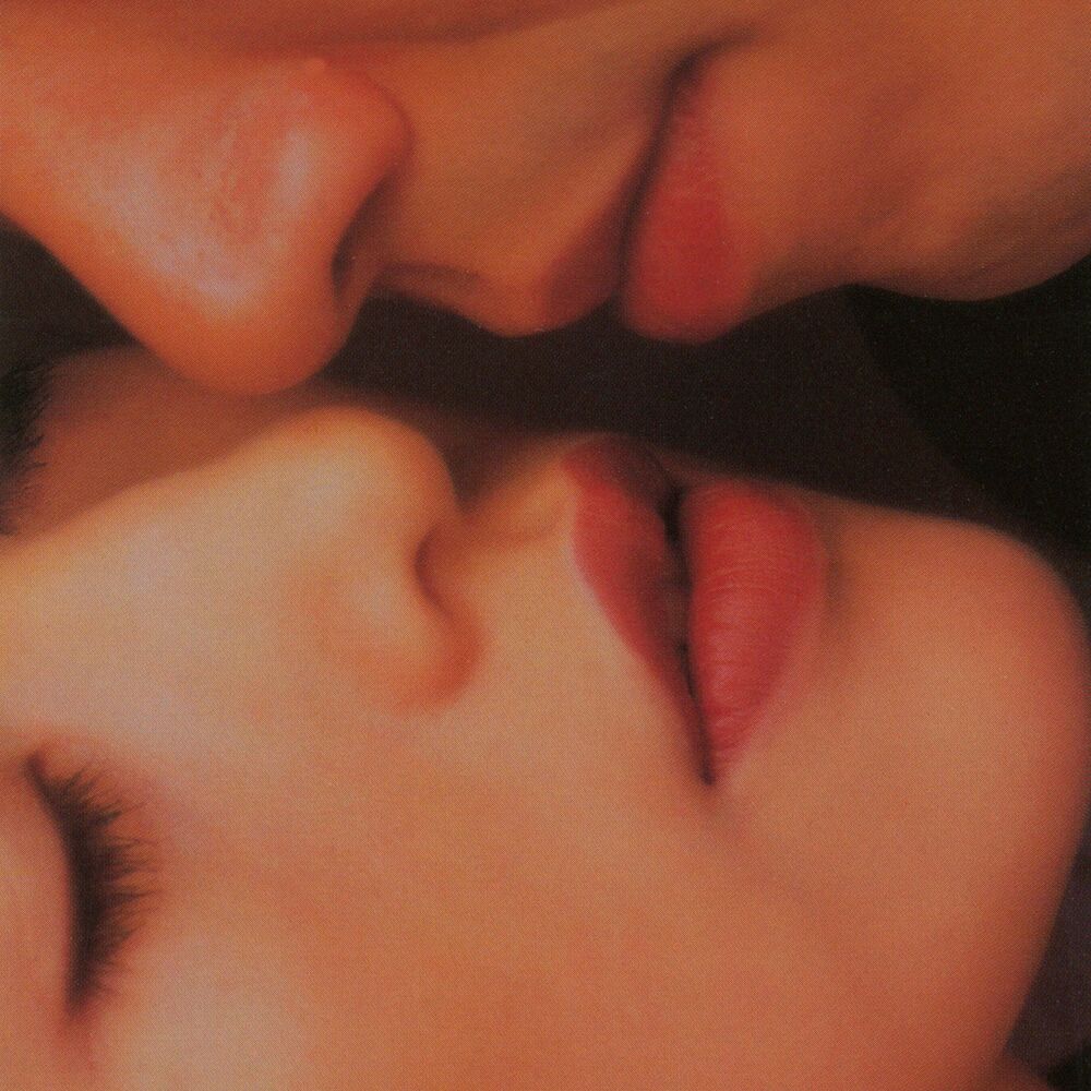 Kissing песня слушать. Литтл Киссинг. Трек поцелуй. Little_Kiss_ka.