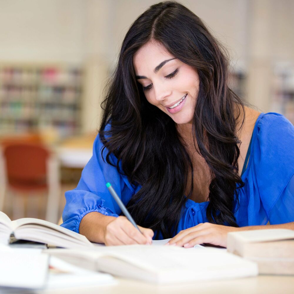 Female student. Улыбка библиотеки. Фото знание английского начального. Exam time.